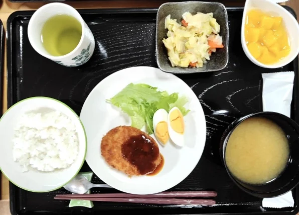わが家入曽で提供される栄養バランスの考えられた温かい食事の一例