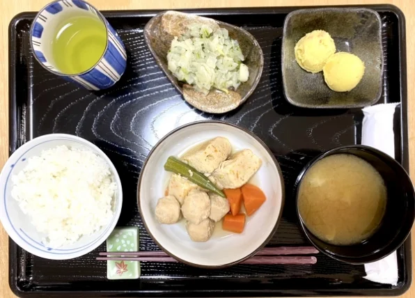 わが家入曽の栄養バランスを考えた手作り食事の一例。主菜、副菜数品、ご飯、味噌汁、お茶が並ぶ。