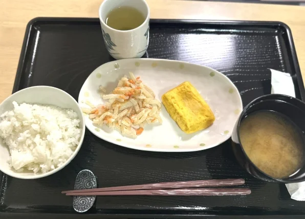サービス付き高齢者向け住宅「わが家入曽」で提供される安心で温かいお食事。ご飯、味噌汁、卵焼き、野菜のおかず、お茶。