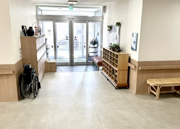 わが家入曽の車椅子でも利用しやすいエントランス、高齢者の安心安全な出入りを確保